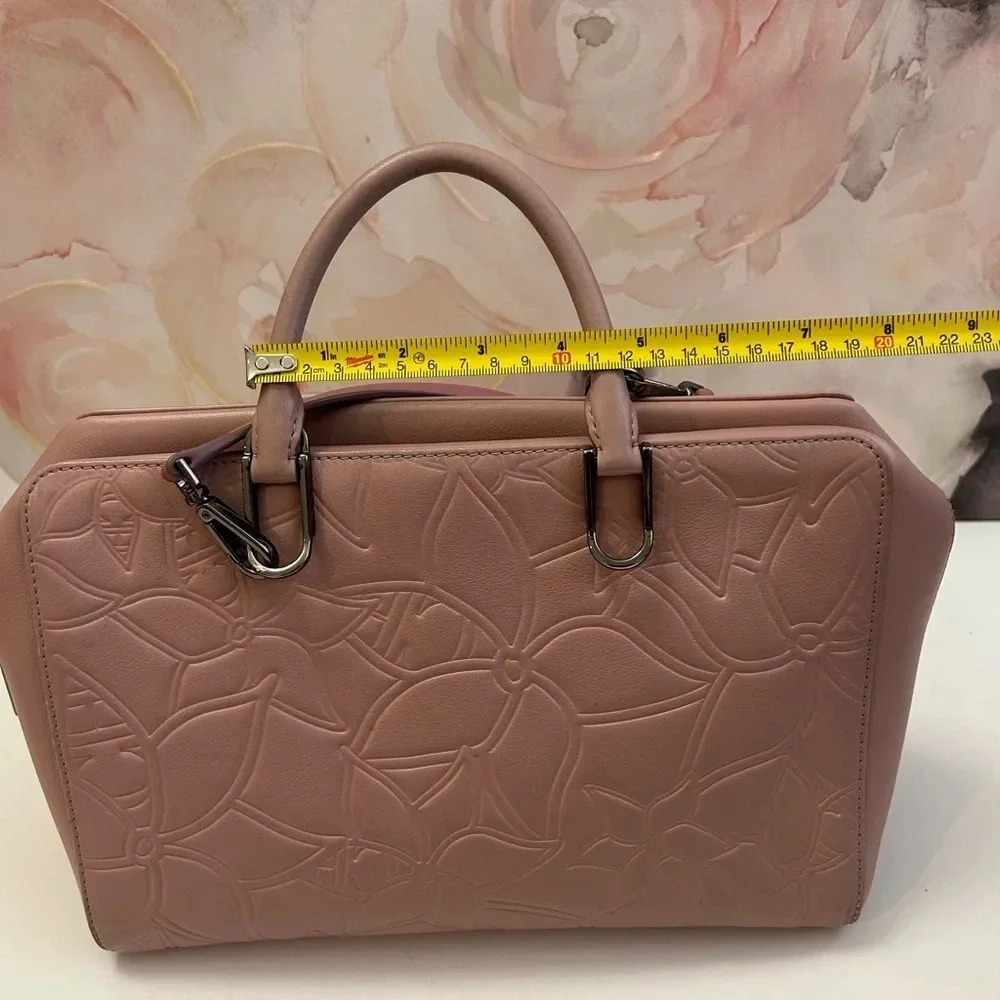 ! Carolina Herrera leather light pink Handbag - Picture 11 of 14